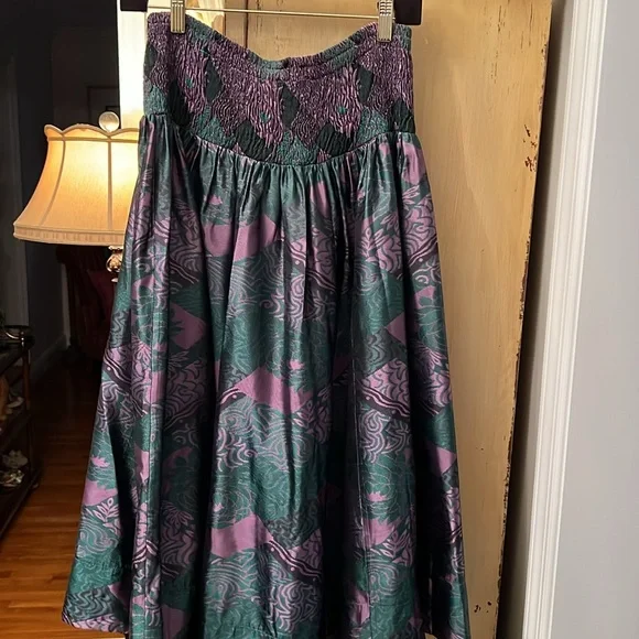 Skirt waistband is elastic colors purple &green. Skirt is below the knee midi - Picture 2 of 7